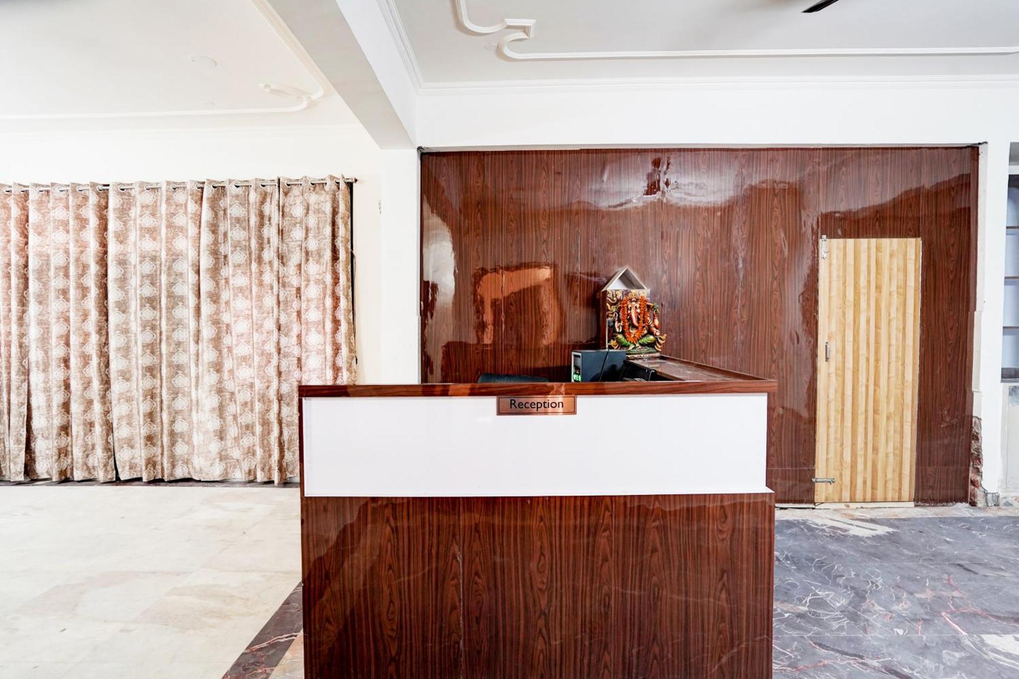 Hotel O Radisson Red Hotel & Restaurant Ghaziabad Esterno foto